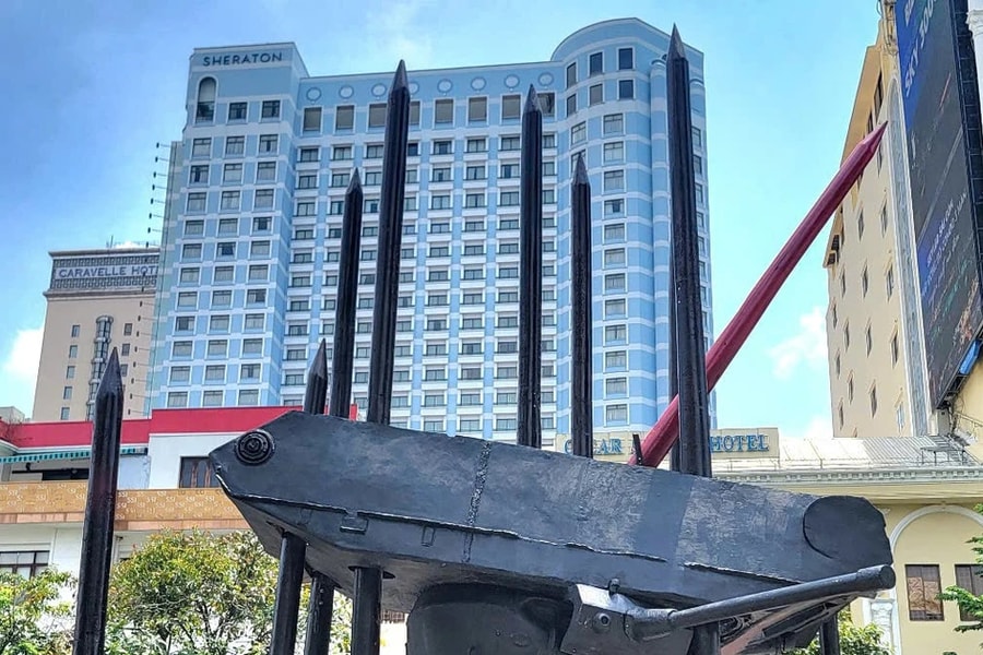 Tái hiện bãi cọc Bạch Đằng, xe tăng M24 trên phố Nguyễn Huệ