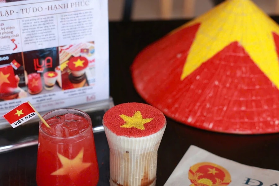 Hà Nội: Giới trẻ thích thú chụp ảnh tại quán cà phê rực sắc cờ đỏ sao vàng