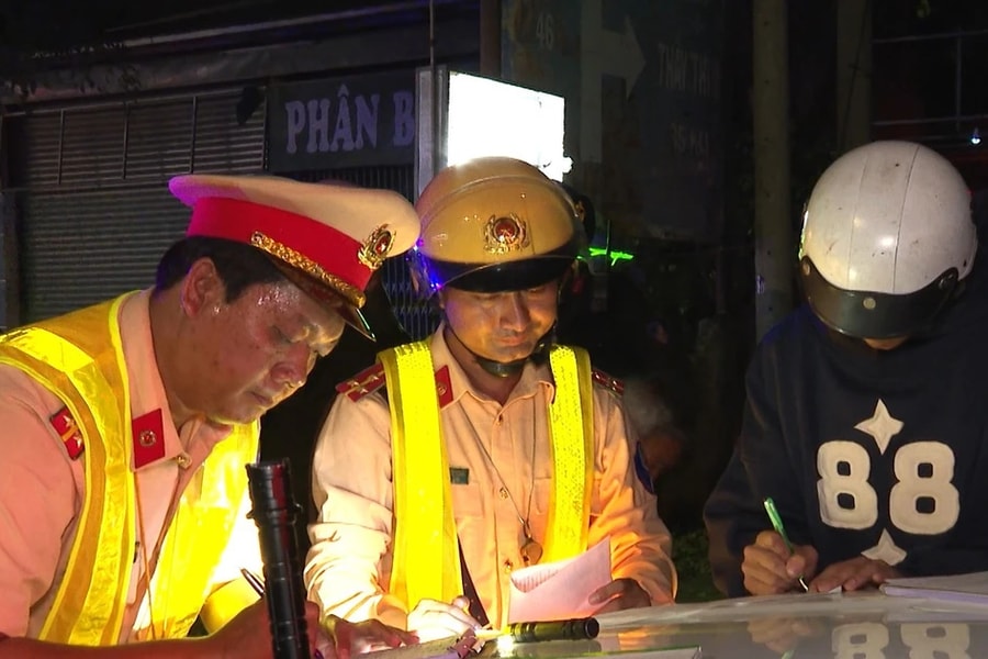 Công an Bình Thuận triển khai các biện pháp bảo đảm trật tự an toàn giao thông dịp lễ 30.4 - 1.5