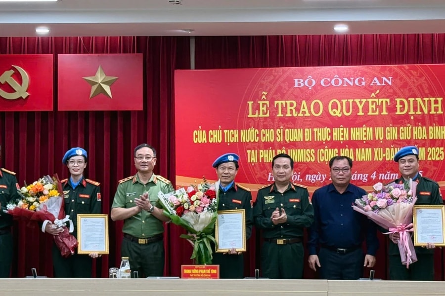 Trao quyết định cho 3 sĩ quan Công an thực hiện nhiệm vụ tại Phái bộ UNMISS