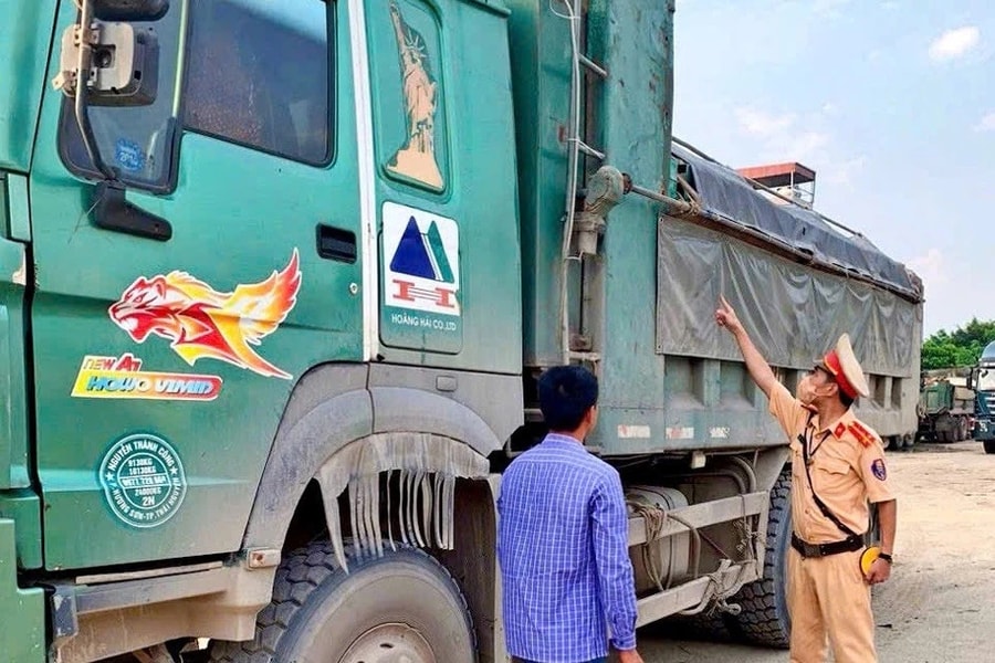 Tăng cường tuần tra kiểm soát tải trọng xe trên địa bàn huyện Gia Lâm