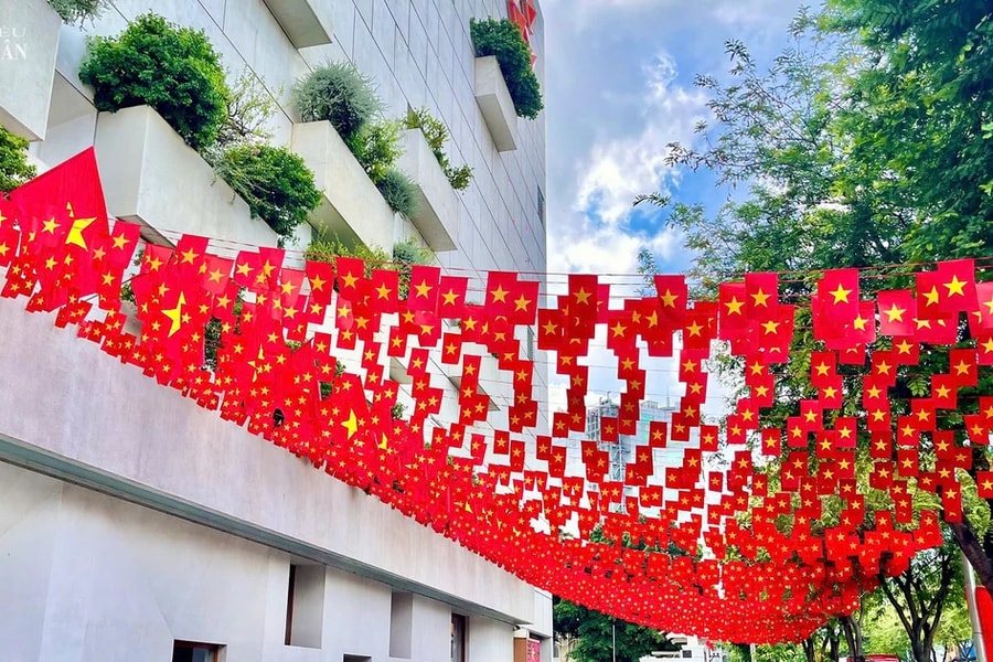 Đường phố TP. Hồ Chí Minh rực rỡ cờ hoa mừng 50 năm Ngày Giải phóng miền Nam, thống nhất đất nước 