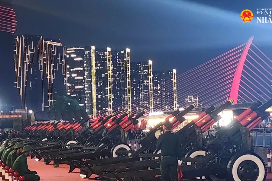 TP. Hồ Chí Minh: Người dân phấn khích xem tập luyện bắn đại bác tại Bến Bạch Đằng