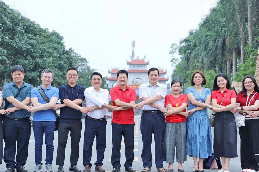 Chi bộ Ban Công tác Hội đồng Nhân dân và Phóng viên thường trú tổ chức sinh hoạt chuyên đề tại huyện Mê Linh