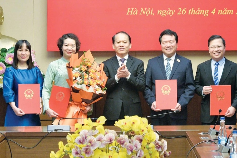 Trao Quyết định chỉ định Ủy ban Kiểm tra Đảng ủy Ủy ban Pháp luật và Tư pháp nhiệm kỳ 2020 - 2025