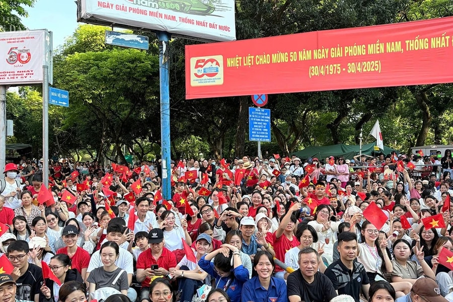 Hàng vạn người dân "đội nắng, thắng mưa" chờ xem tổng duyệt diễu binh, diễu hành