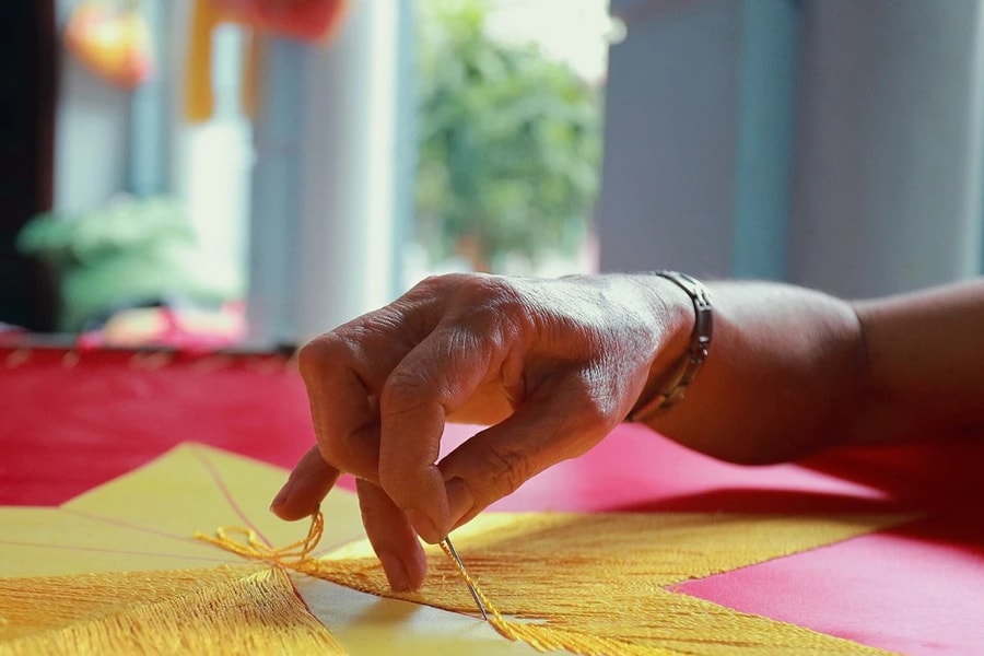 Từ đôi tay mộc mạc đến lá cờ thiêng liêng