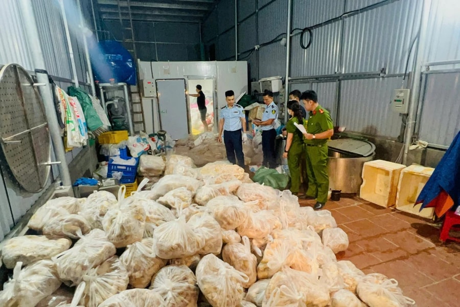 Cảnh sát Kinh tế Hà Nội đột kích 3 kho lạnh, thu giữ hơn 10 tấn nội tạng bò 'bẩn' chuẩn bị bán ra các quán ăn