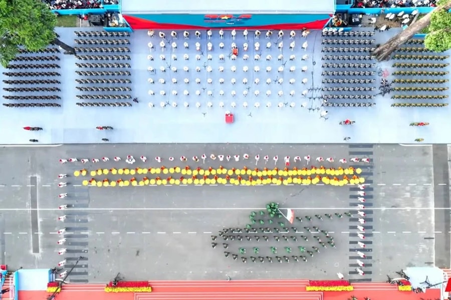 Xếp hình nghệ thuật: Xe tăng tiến vào Dinh Độc Lập