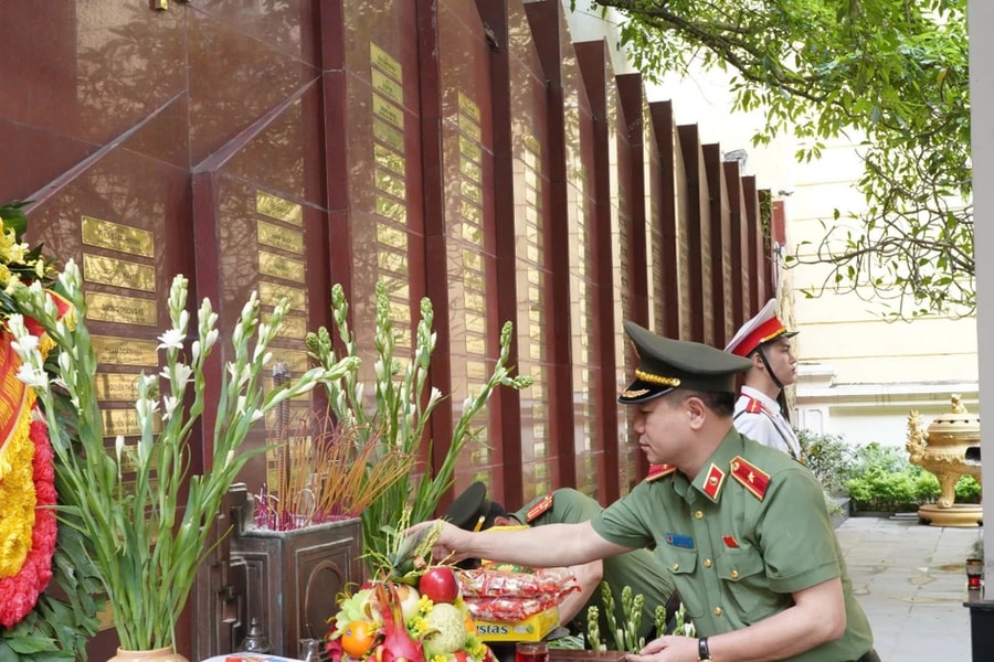 Công an Hà Nội: Dâng hương tưởng nhớ các anh hùng, liệt sỹ Công an Thủ đô dịp Lễ 30.4 và 1.5