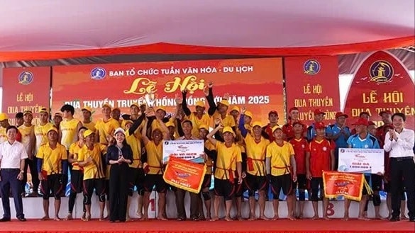 Hàng nghìn người đội nắng xem đua thuyền trên sông Nhật Lệ