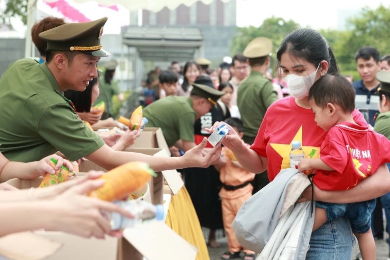 Hà Nội tặng 50.000 suất quà cho khách viếng Lăng Bác dịp 30.4 - 1.5