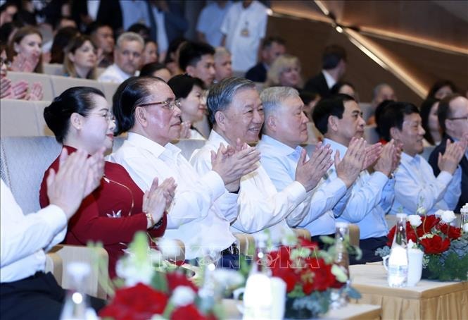 Tổng Bí thư Tô Lâm dự chương trình nghệ thuật “Bài ca chiến thắng”