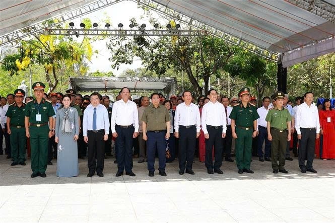 Thủ tướng Phạm Minh Chính dâng hương tri ân các Anh hùng liệt sĩ và thăm cựu tù tại Côn Đảo