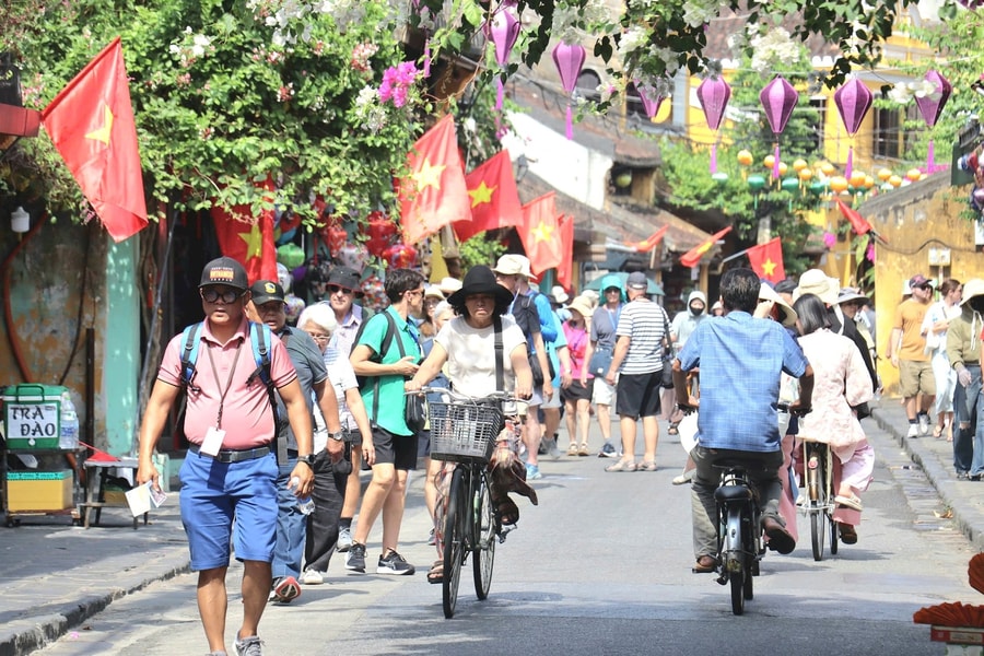 Cả nước phục vụ khoảng 10,5 triệu lượt khách du lịch dịp nghỉ lễ 30/4 - 1/5