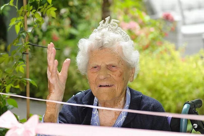 Người phụ nữ cao tuổi nhất thế giới chia sẻ bí quyết sống lâu là “không tranh cãi”