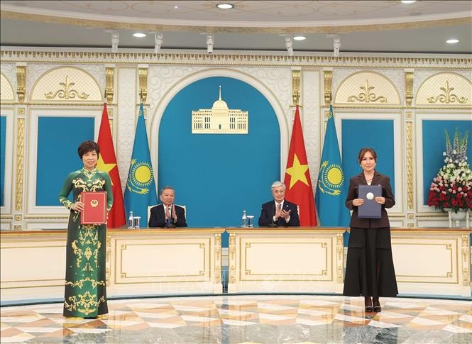 Tổng Bí thư Tô Lâm chứng kiến Lễ trao các văn kiện hợp tác song phương Việt Nam - Kazakhstan