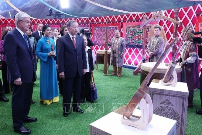 Tổng Bí thư Tô Lâm cùng Phu nhân tham quan Làng Văn hóa Dân tộc tại Kazakhstan