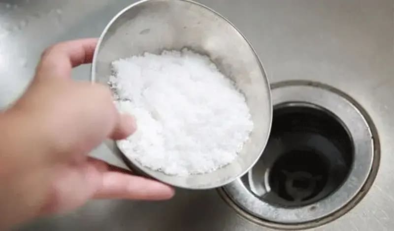 Uống nhầm bột thông cống, trẻ 2 tuổi bị bỏng nặng