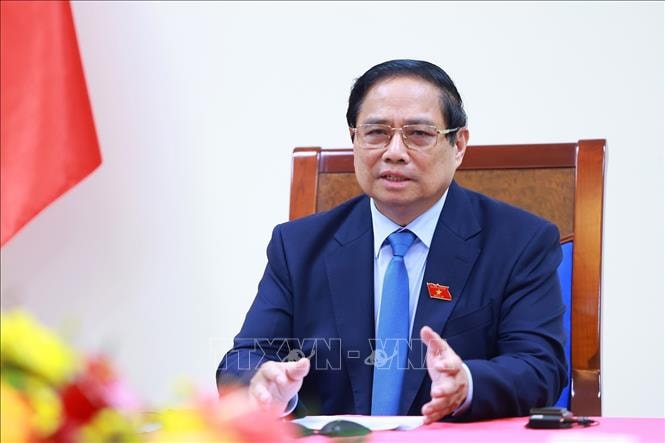 Thủ tướng Phạm Minh Chính điện đàm với Thủ tướng Singapore Lawrence Wong