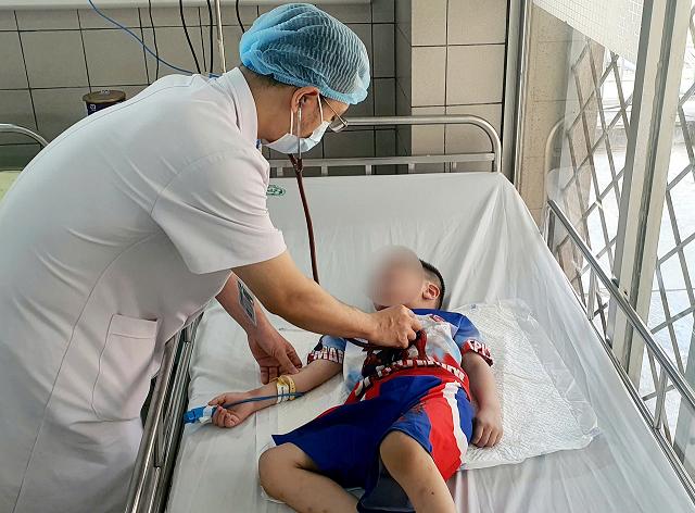 Hy hữu: Bé trai 5 tuổi tự “thắt cổ” vì nghịch dây rút quần