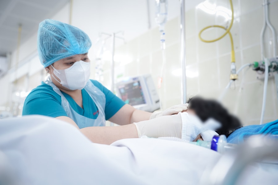 Bé trai 9 tuổi hôn mê vì cành cây rơi trúng đầu khi dừng xe chờ đèn đỏ