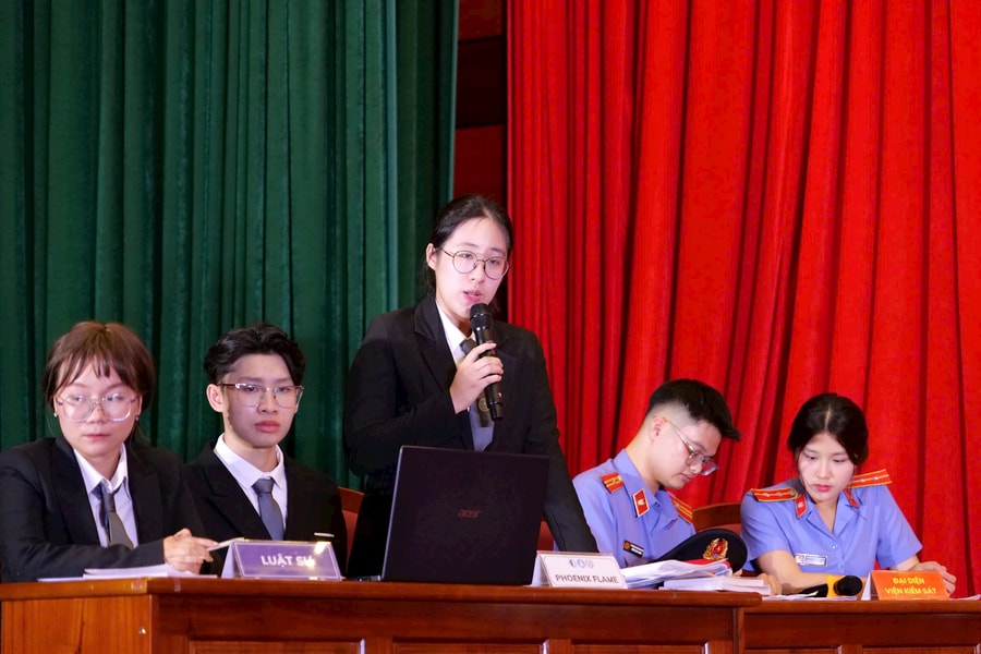 Sinh viên "hóa thân" thành luật sư tranh tụng nảy lửa tại phiên tòa ly hôn