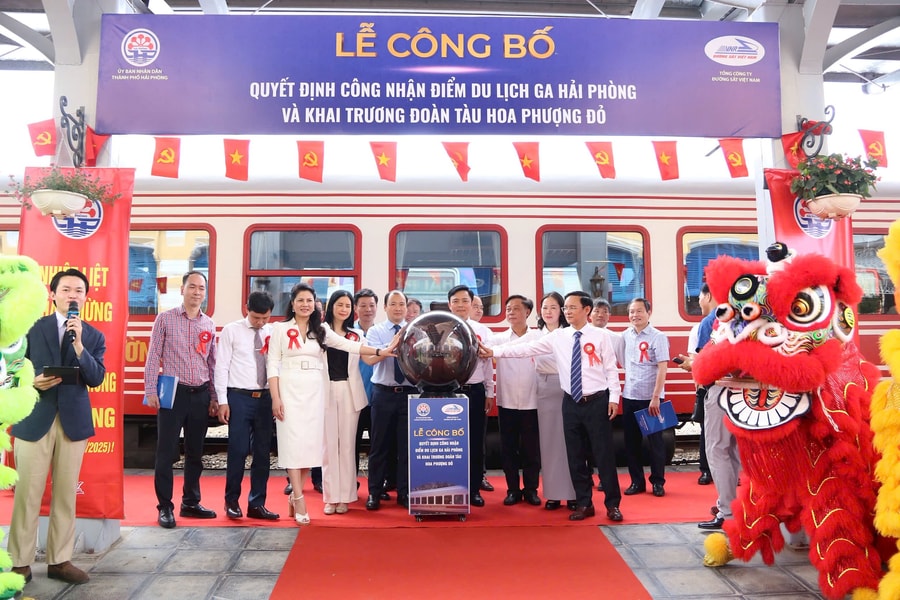 Đoàn tàu “Hoa Phượng Đỏ” chính thức lăn bánh