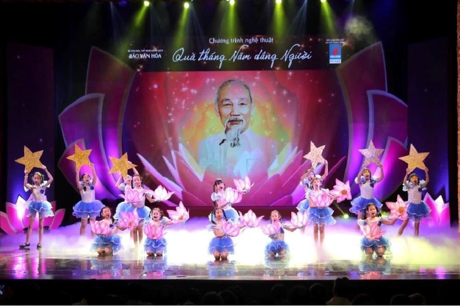 Rộng dài một tình yêu với Bác