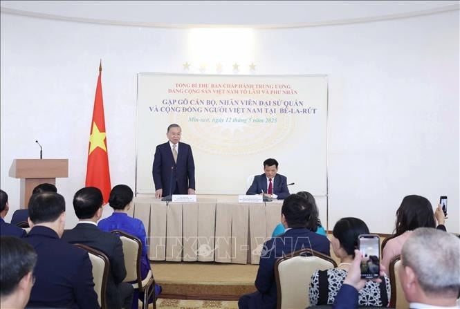 Tổng Bí thư Tô Lâm gặp gỡ cán bộ Đại sứ quán và đại diện cộng đồng người Việt Nam tại Belarus