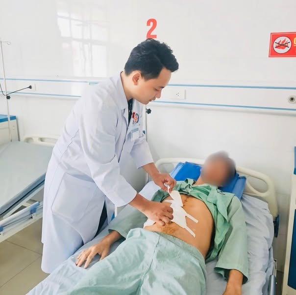 Mắc chứng rối loạn lo âu, người đàn ông tự dùng dao đâm vào bụng