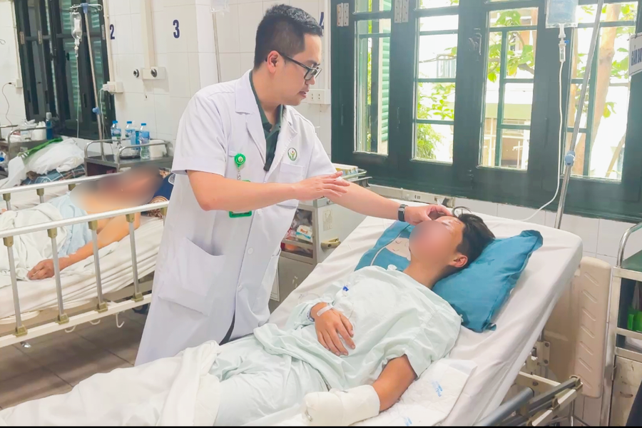 Thiếu niên 14 tuổi dập tay, suýt mù mắt vì nổ bình gas mini