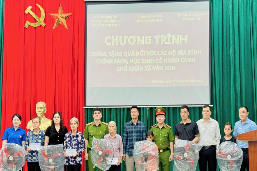 Bắc Giang: Phòng Cảnh sát THAHS và HTTP tặng quà cho hộ gia đình khó khăn và gia đình liệt sĩ tại xã Vân Sơn, huyện Sơn Động