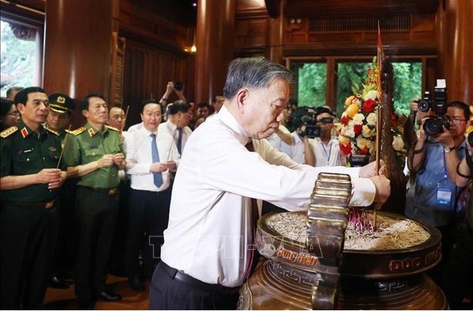 Tổng Bí thư Tô Lâm dâng hương tưởng nhớ Chủ tịch Hồ Chí Minh tại Nghệ An