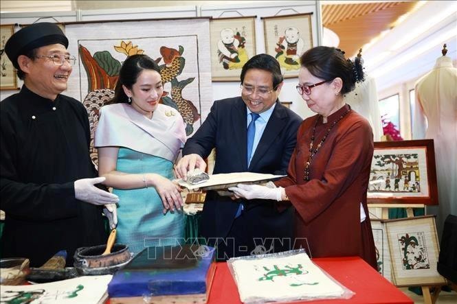 Thủ tướng Phạm Minh Chính và Thủ tướng Thái Lan thưởng lãm các sản phẩm thủ công Việt Nam