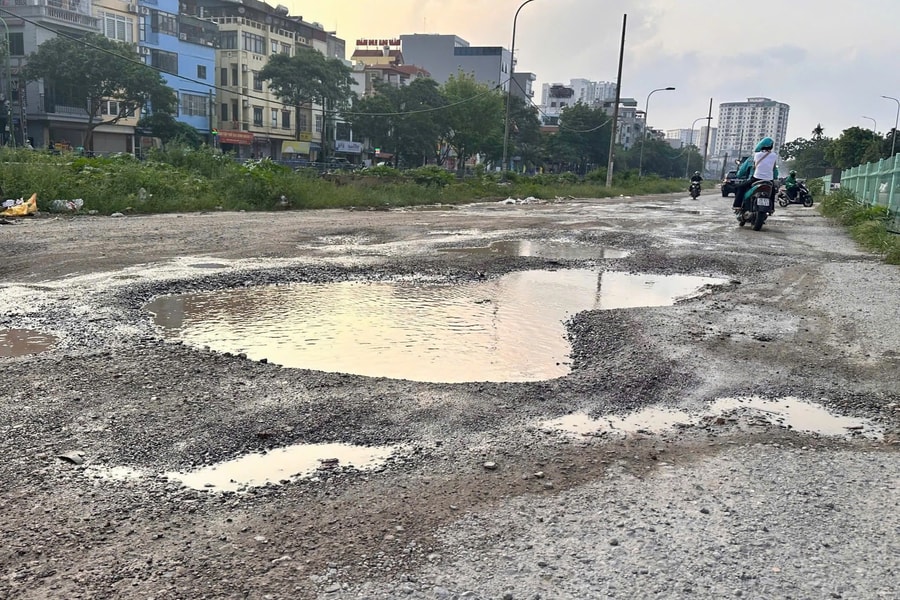 Xuất hiện con đường "đau khổ" ở Thủ đô, cư dân góp tiền phun nước cả ngày để chống bụi bẩn