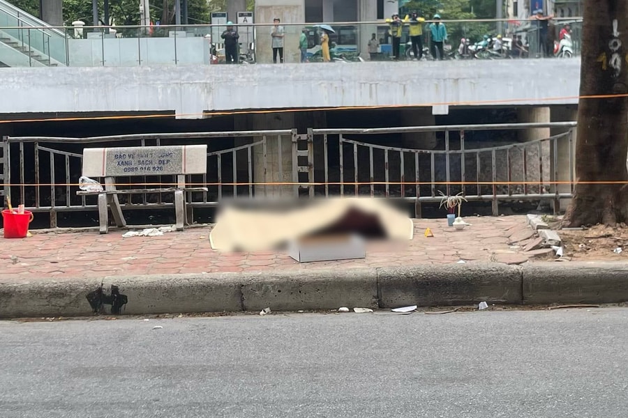 Cơ quan chức năng đang làm rõ vụ phát hiện thi thể trên sông Tô Lịch