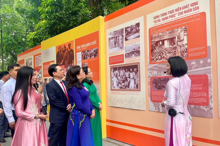 Khai mạc triển lãm “Chủ tịch Hồ Chí Minh - Tinh hoa dân tộc, Tầm vóc thời đại”