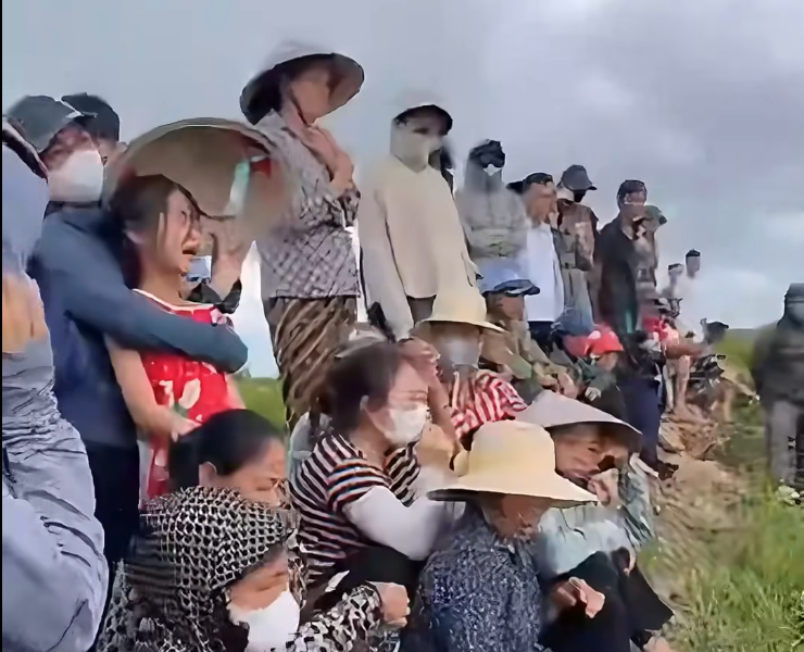 Xót xa trước tiếng khóc gọi mẹ và chị mất tích trên sông Hồng của bé gái