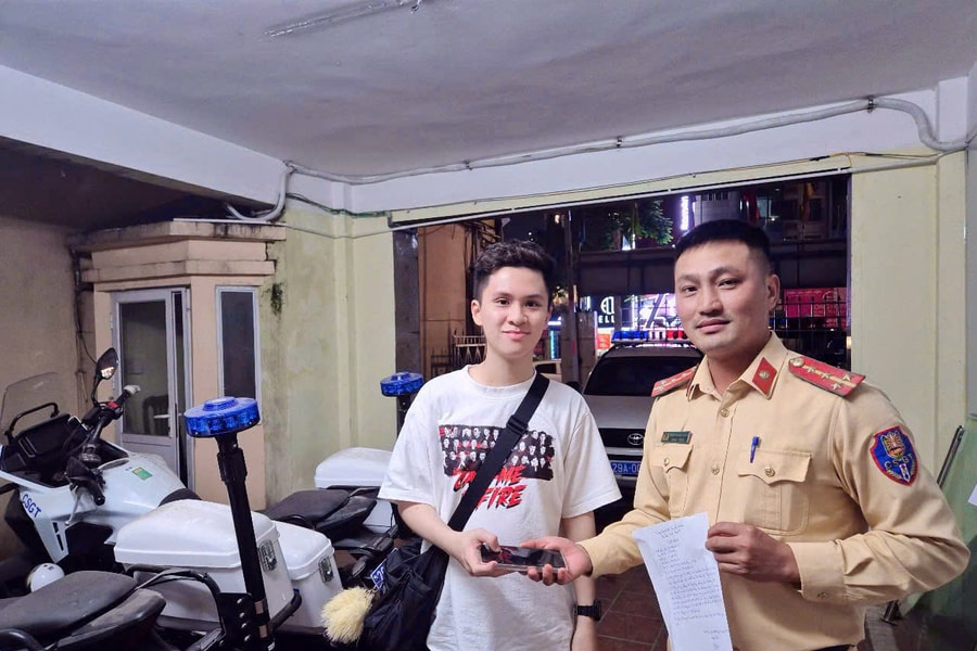Nhận được tài sản đánh rơi do người dân giao nộp, CSGT nhanh chóng giúp tìm lại chủ nhân