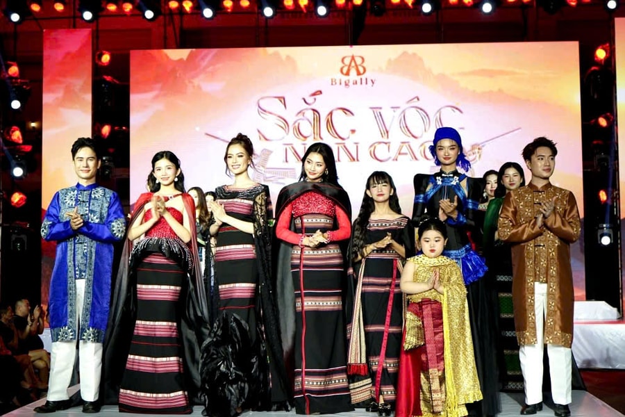 "Sắc vóc non cao" - Rực rỡ sắc thổ cẩm giữa đại ngàn