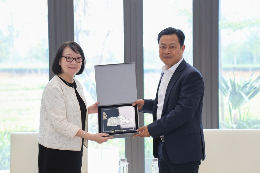 Đại học Quốc gia Hà Nội bổ nhiệm Chủ tịch danh dự Viện Bán dẫn và Vật liệu tiên tiến