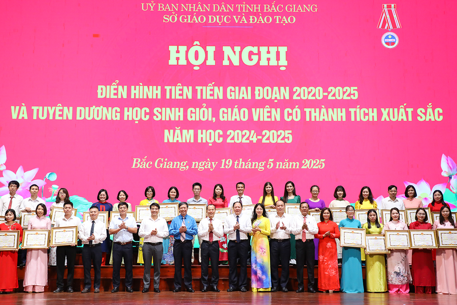 Bắc Giang: Tuyên dương học sinh giỏi, giáo viên có thành tích xuất sắc