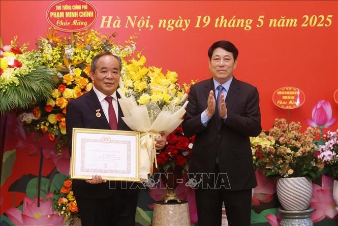 Chủ tịch nước Lương Cường dự lễ trao Huy hiệu 40 năm tuổi Đảng cho đồng chí Lê Khánh Hải