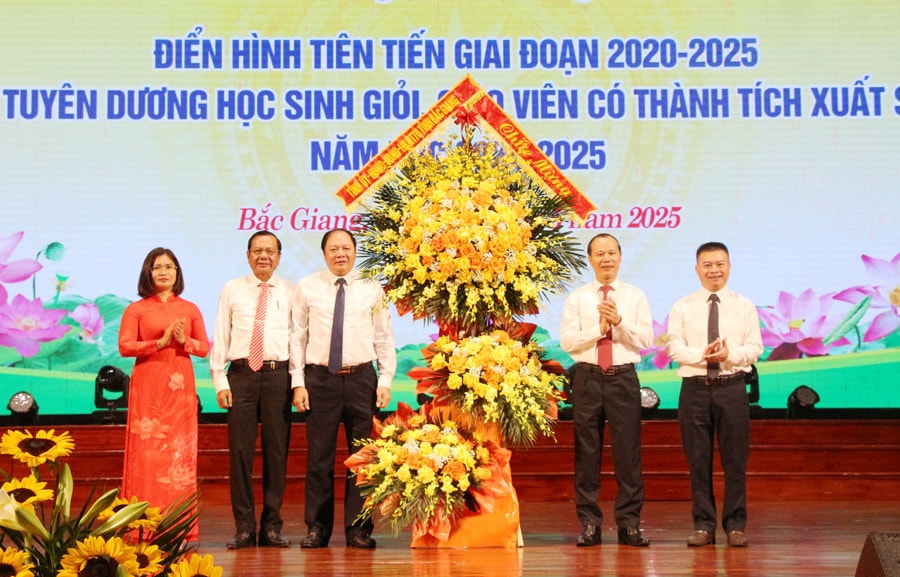 Bắc Giang biểu dương điển hình tiên tiến ngành Giáo dục và tuyên dương học sinh giỏi, giáo viên bồi dưỡng học sinh giỏi