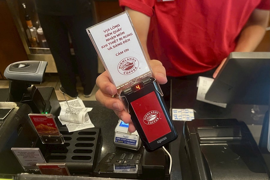 Mô hình cà phê tự phục vụ để tối ưu chi phí nhưng giá đồ uống ở Highlands coffee, Starbucks không hề rẻ