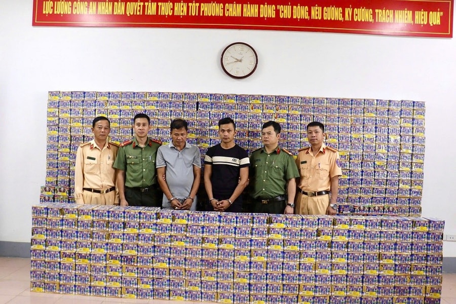 Công an Nghệ An bắt 2 đối tượng, thu giữ 1,5 tấn pháo trái phép