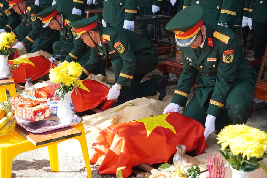 Thiêng liêng lễ truy điệu, an táng 17 hài cốt liệt sỹ Việt Nam hy sinh tại Lào