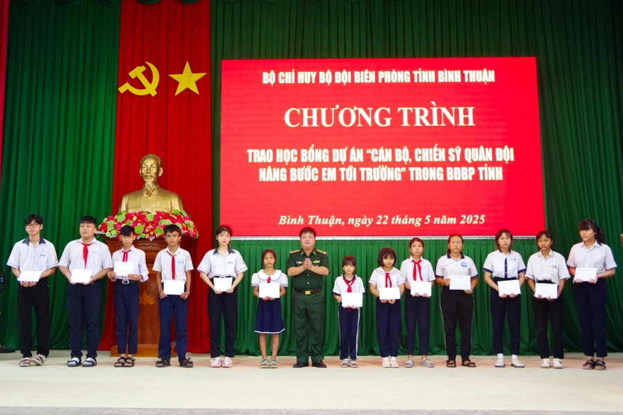 BĐBP Bình Thuận tiếp bước ước mơ học sinh nghèo vùng biển