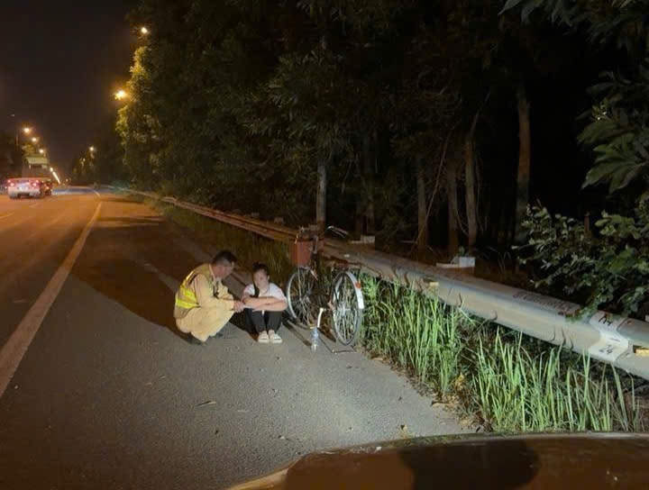 Cảnh sát giao thông Hà Nội kịp thời hỗ trợ bé gái có hoàn cảnh đặc biệt đi xe đạp lạc vào cao tốc